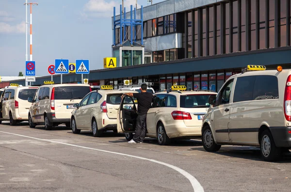 Niemieckie samochody taksówek na lotnisko — Zdjęcie stockowe