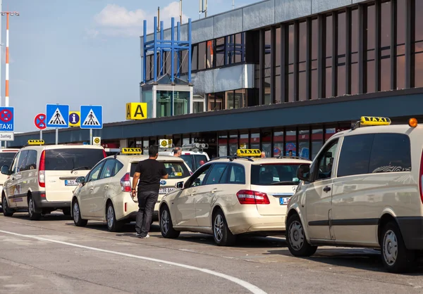 Niemieckie samochody taksówek na lotnisko — Zdjęcie stockowe