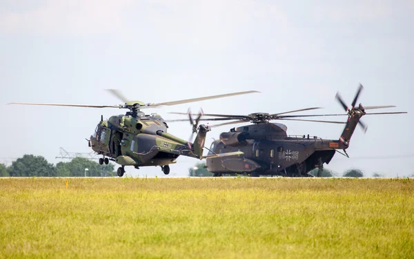 Niemiecki wojskowy transport śmigłowców, nh 90 i ch 53 — Zdjęcie stockowe