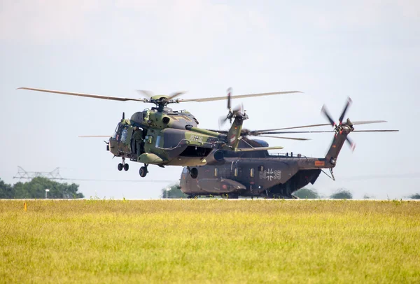 Немецкие военно-транспортные вертолеты, nh 90 и ch 53 — стоковое фото