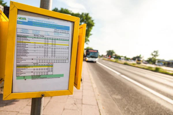 BERLÍN / ALEMANIA - 3 DE JUNIO DE 2016: horario de la empresa de transporte regional alemana — Foto de Stock