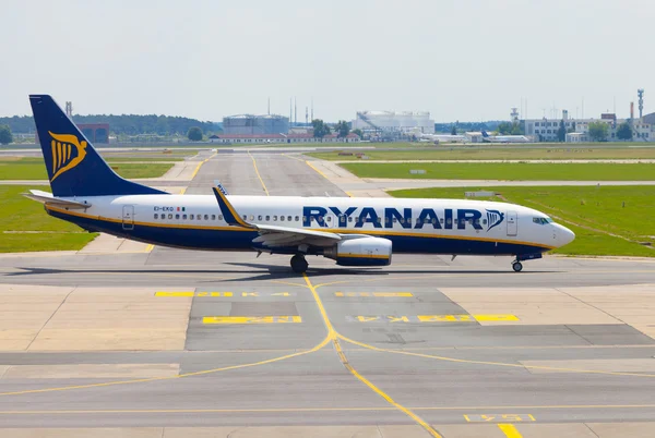 Boing 737 - 8AS desde Ryanair en el aeropuerto — Foto de Stock
