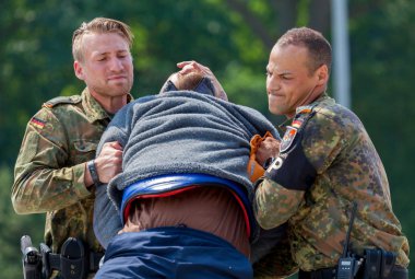 Alman askeri polis korumaları yener bir suikastçı