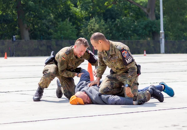 Leibwächter der deutschen Militärpolizei besiegen Attentäter — Stockfoto