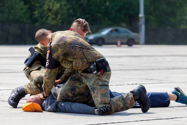 Leibwächter der deutschen Militärpolizei besiegen Attentäter — Stockfoto