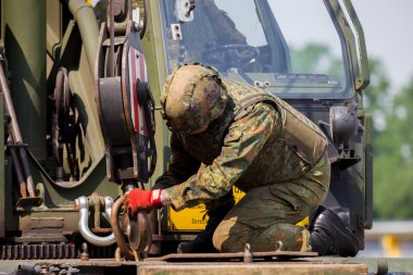 Alman askeri bir vinç çalışır