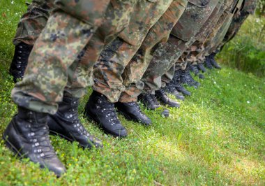 üst üste Alman askeri çizmeler