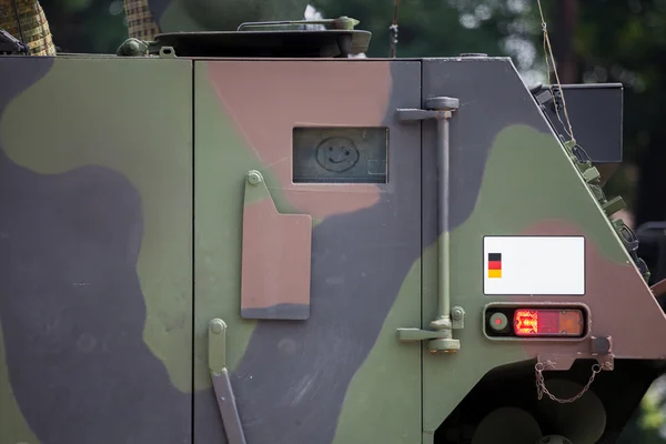 Um sorriso na porta do veículo blindado militar — Fotografia de Stock