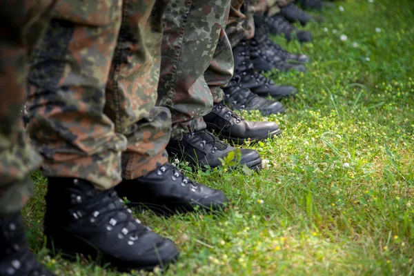 Botas de soldados alemanes en una fila — Foto de Stock