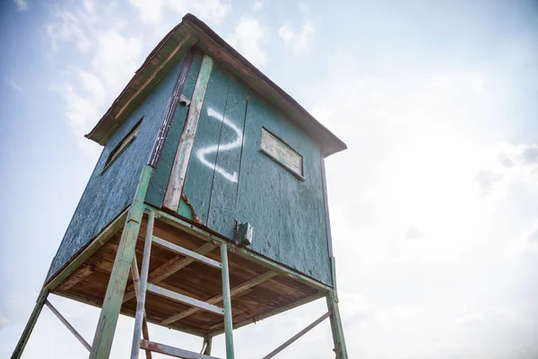 Deer stand with blue sky in the background — Stock Photo, Image