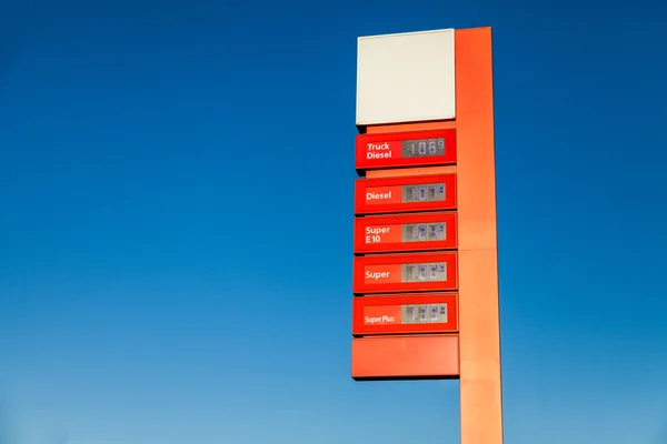 Rode benzinestation prijzenbord — Stockfoto