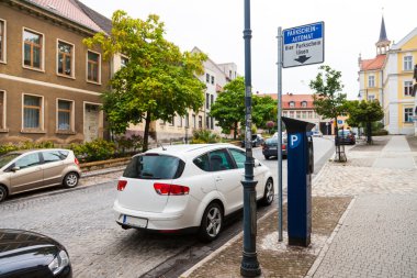 bilet satış makinesi bir sokakta park Almanca