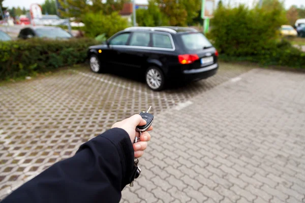 Auto sleutel maakt een auto open — Stockfoto