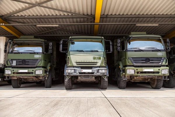 Camions militaires allemands se tient sous le toit militaire — Photo