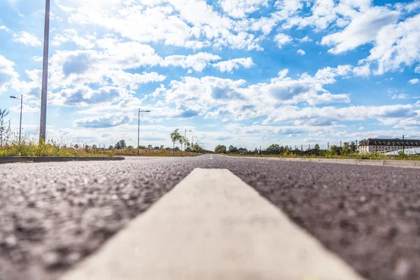 Strada con cielo blu sullo sfondo — Foto Stock