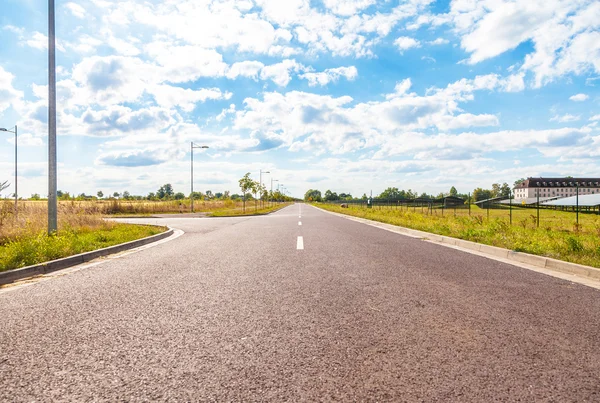 Strada con cielo blu sullo sfondo — Foto Stock