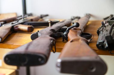 bir tablo üzerinde eski kemer silah