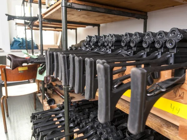 Alman saldırı silahları bir silah odada yatıyor