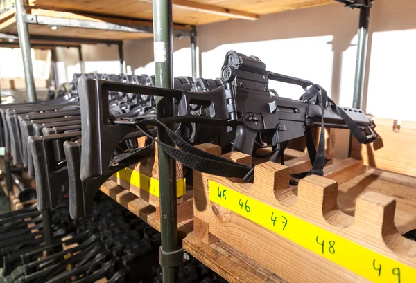 Armas de assalto alemãs encontra-se em uma sala de armas — Fotografia de Stock