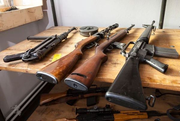 Old weapons on a table — Stock Photo, Image