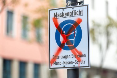 Alman mesajlı bir Alman şehrinde bilgi imzası. Bir ayaklanma onu kırmızı bir x maskenpflicht, Bitte tragen Sie einen Mund-Nasen-Schutz ile işaretliyor. Maske zorunludur, lütfen ağız ve burun koruması takın..
