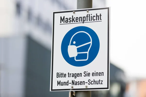 Infotafel Einer Deutschen Stadt Mit Deutschem Text Maskenpflicht Bitte Tragen — Stockfoto