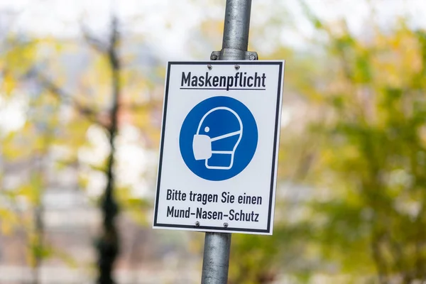 Infotafel Einer Deutschen Stadt Mit Deutschem Text Maskenpflicht Bitte Tragen — Stockfoto