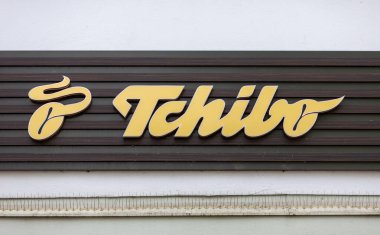 PASSAU / ALMANY - 8 Kasım 2020: Tchibo şubesi. Tchibo, her hafta değişen kahve içermeyen ürünleriyle bilinen bir Alman kahve perakendecisi ve kafe zinciri..