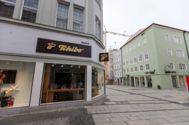 PASSAU / ALMANY - 8 Kasım 2020: Tchibo şubesi. Tchibo, her hafta değişen kahve içermeyen ürünleriyle bilinen bir Alman kahve perakendecisi ve kafe zinciri..