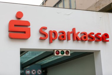 PASSAU / GERMANY - 8 Kasım 2020: Alman Sparkasse 'ın şube logosu. Sparkasse, Alman Tasarruf Bankaları Finans Grubu..