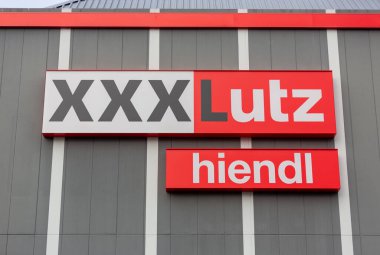 PASSAU / GERMANY - 8 Kasım 2020: XXXLutz 'un şube logosu. XXXLutz Grubu bir Avusturya mobilya mağaza zinciri..