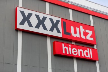PASSAU / GERMANY - 8 Kasım 2020: XXXLutz 'un şube logosu. XXXLutz Grubu bir Avusturya mobilya mağaza zinciri..