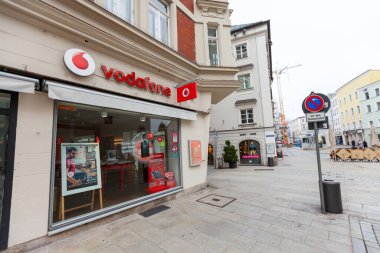 PASSAU / GERMANY - 8 Kasım 2020: Vodafone şube logosu. Vodafone GmbH, Almanya 'nın Vodafone Group plc şirketine bağlı bir şirkettir..