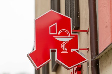 PASSAU / GERMANY - 8 Kasım 2020: Alman eczanesinin şube logosu.