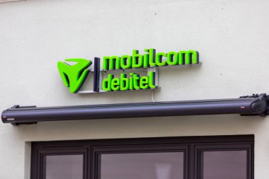 PASSAU / GERMANY - 8 Kasım 2020: Mobilcom Debitel 'in şube logosu. Debitel AG, Avrupa 'daki en büyük cep telefonu hizmet sağlayıcılarından biridir.