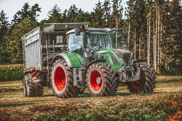 Green Tractor Loading Wagon Meadow — Stock Photo, Image