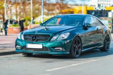 HANOVER / GERMANY - 25 Nisan 2021: Mercedes Benz E Sınıfı Coupe Hanover 'de bir sokakta duruyor.