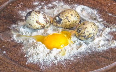 Bıldırcın yumurta ve un