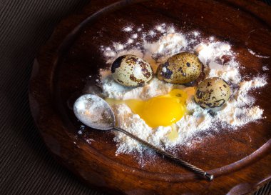 Bıldırcın yumurta ve un