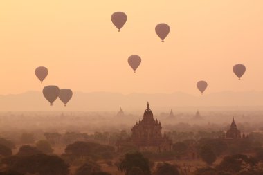hava balonları Budist tapınakları gündoğumu, üzerinde. Bagan, Myanmar.