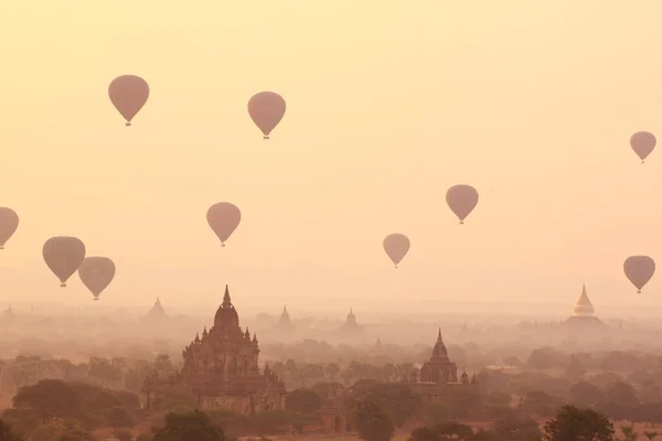 hava balonları Budist tapınakları gündoğumu, üzerinde. Bagan, Myanmar.