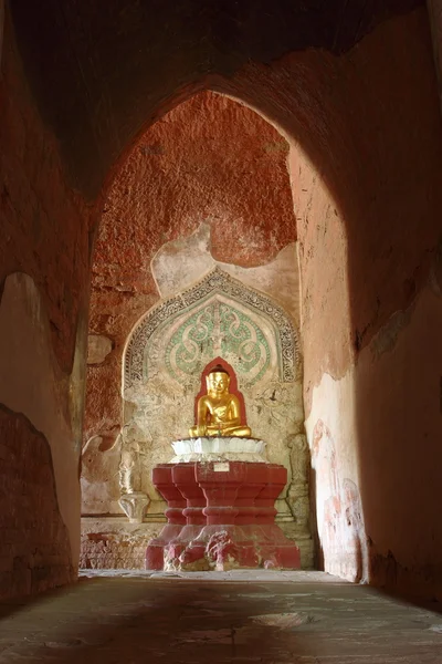 Sulamani, La vecchia statua di Buddha dorato nel tempio di pagoda a Bagan, Myanmar — Foto Stock