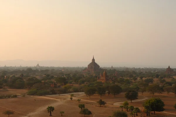 古い寺院とバガン、ミャンマーの仏塔 — ストック写真