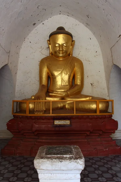 La vecchia statua di Buddha dorato nel tempio di pagoda a Bagan, Myanmar — Foto Stock