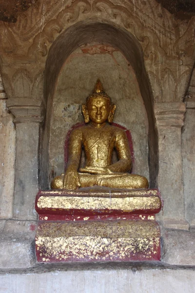 Thatbyinnyu, stará Zlatá socha Buddhy v pagoda chrámu v Bagan, Myanmar — Stock fotografie