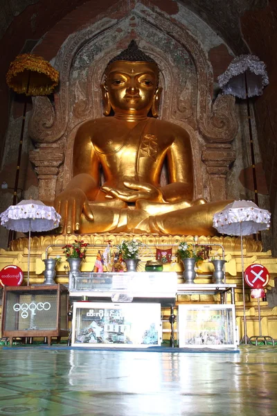 La vecchia statua di Buddha dorato nel tempio di pagoda a Bagan, Myanmar — Foto Stock