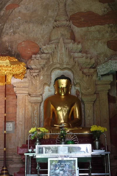 La vecchia statua di Buddha dorato nel tempio di pagoda a Bagan, Myanmar — Foto Stock