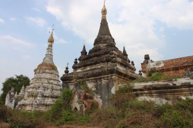 Mandalay yakınındaki Inwa adlı eski Budist tapınağı kalıntıları. Myanmar