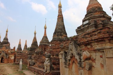 Mandalay yakınındaki Inwa adlı eski Budist tapınağı kalıntıları. Myanmar