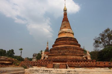 Mandalay yakınındaki Inwa adlı eski Budist tapınağı kalıntıları. Myanmar